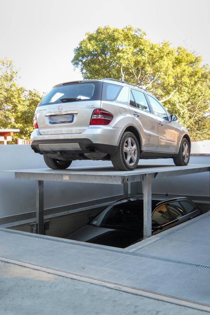 La miglior soluzione al costante problema della sosta delle auto in città, sono i parcheggi automatici. Questi sistemi hanno l’obiettivo di ottimizzare lo spazio disponibile creando nuovi posti auto. Sono ideali per box privati, autorimesse in condomini, cortili, garage condominiali, hotel e parcheggi pubblici.